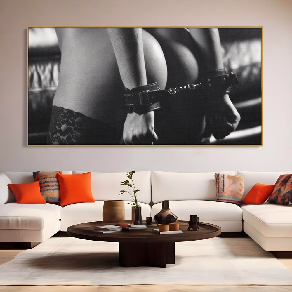Tablou canvas cu tablou canvas cu trup nud si catuse, in rama de aluminiu auriu, pe perete intr-un living